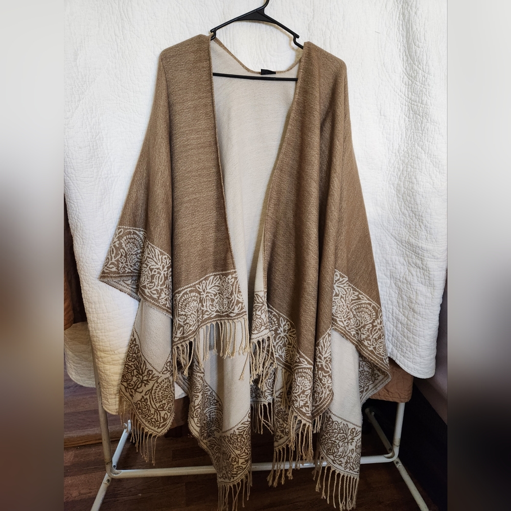 Long Shawl w. Fringe and decorative pattern